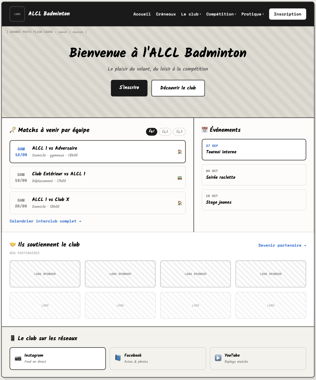 Wireframe de la page d’accueil, en gris et sans typographie définitive : navigation, hero, matchs à venir classés par équipe, événements du club, emplacements des partenaires et blocs réseaux sociaux.
