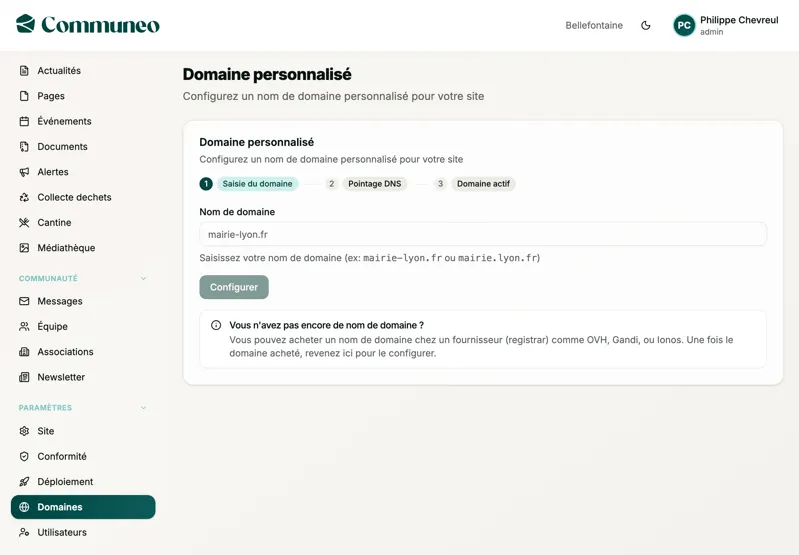 Écran de configuration d’un nom de domaine personnalisé, en trois étapes numérotées : saisie du domaine, pointage DNS, domaine actif, avec une aide sur les fournisseurs.