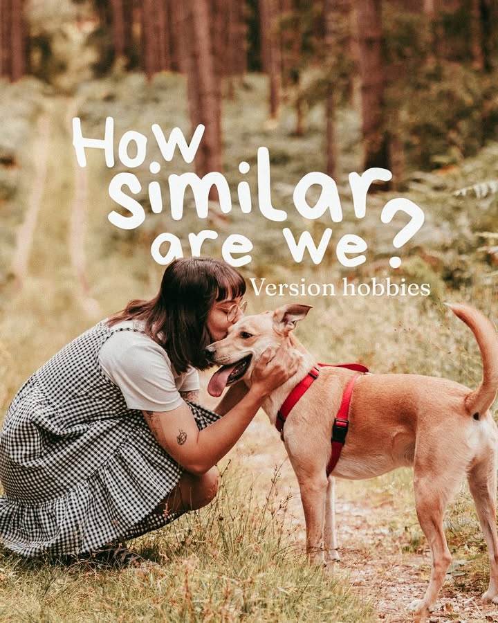Solenne accroupie embrasse son chien en forêt, sous le titre manuscrit « How similar are we ? Version hobbies ».