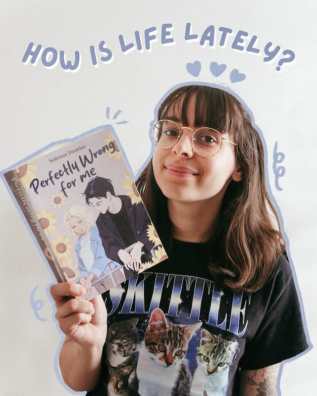 Solenne tient son roman « Perfectly Wrong for me » face à l’objectif, sous le titre manuscrit « How is life lately ? ».