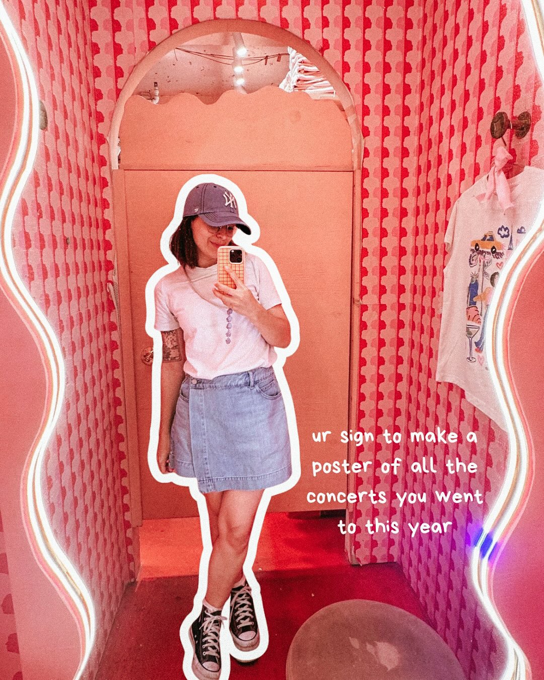 Selfie dans un miroir aux néons ondulés, décor rose vif, avec le texte « ur sign to make a poster of all the concerts you went to this year ».
