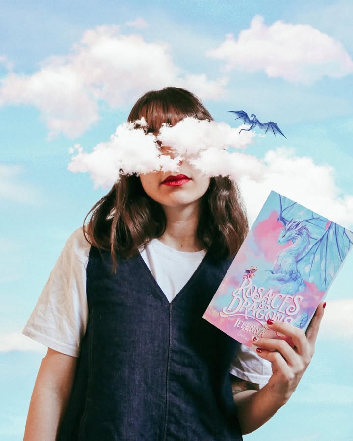 Photo retouchée : un nuage masque les yeux de Solenne, qui tient le roman « Rosaces & Dragons » sur fond de ciel bleu, un dragon dessiné en vol.