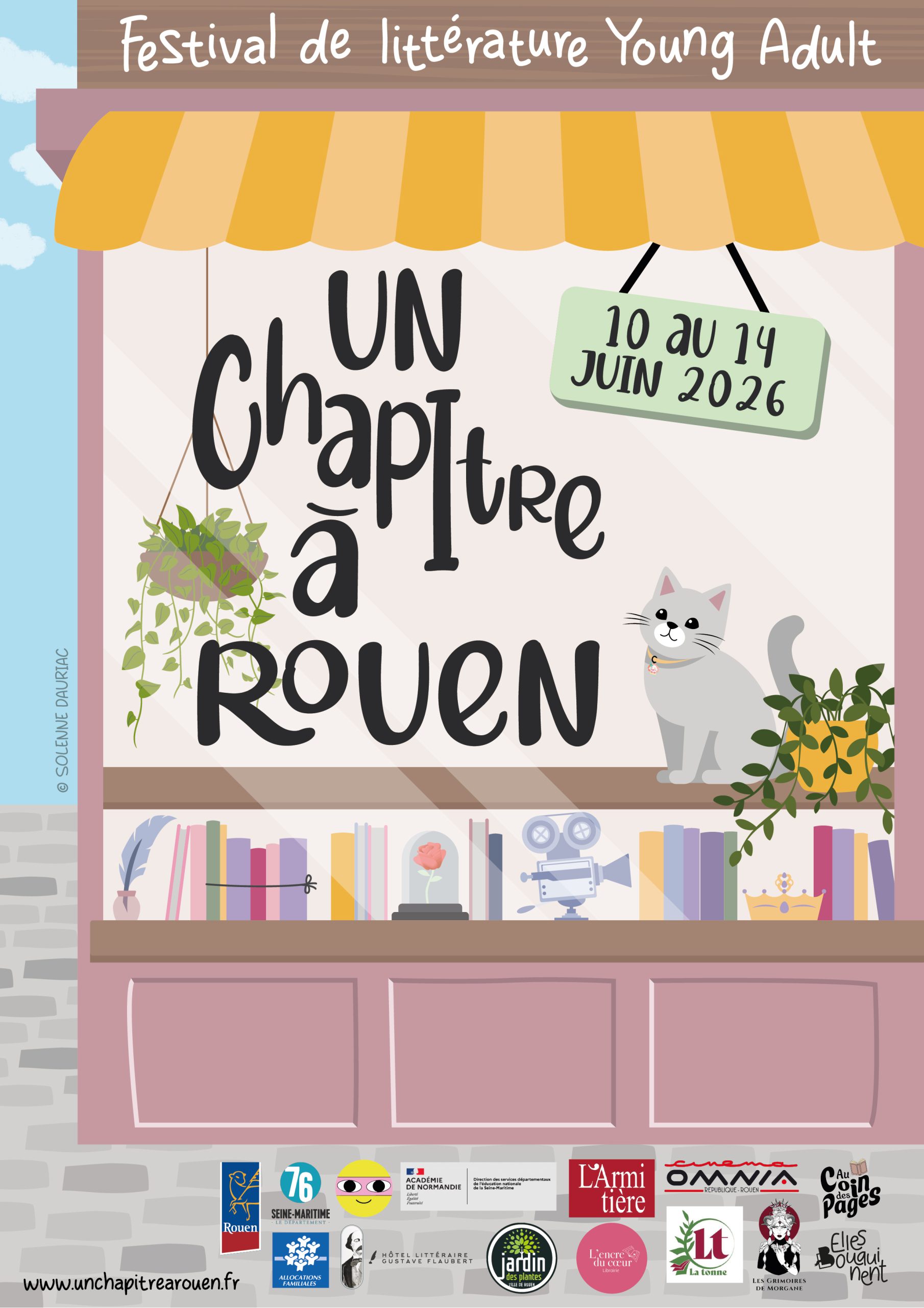 Affiche 2026 : une devanture de librairie sous un store jaune, avec un chat gris, des plantes suspendues et une étagère de livres.